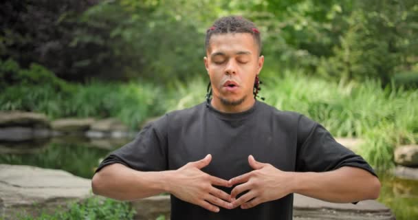Ruhige Achtsame Junge Afrikanisch Amerikanische Mann Meditiert Dabei Übung Praktiziert — Stockvideo