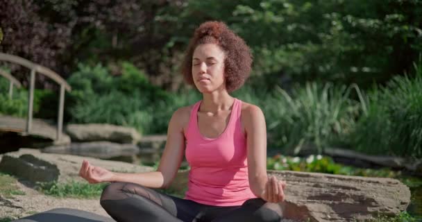 Junge Afroamerikanerin Sitzt Mit Geschlossenen Augen Einer Lotusposition Und Meditiert — Stockvideo