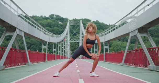 适合年轻的非洲裔美国女人做热身和伸展运动后在桥上慢跑 — 图库视频影像