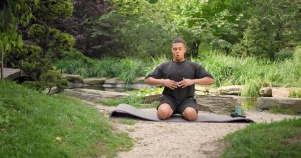 Tranquilo Joven Afroamericano Meditando Haciendo Ejercicio Practicando Yoga Respirando Por — Vídeos de Stock
