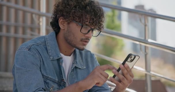 Giovane Studente Indiano Ragazzo Possesso Telefono Cellulare Digitando Messaggio Mentre — Video Stock