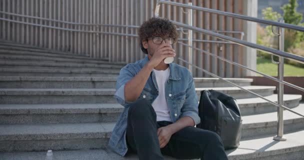 Joven Estudiante Indio Sentado Una Escalera Tomando Café Aire Libre — Vídeo de stock