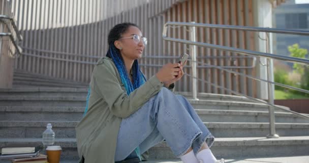 Νεαρή Αφροαμερικανή Φοιτήτρια Δακτυλογραφεί Γραπτό Μήνυμα Στο Κινητό Τηλέφωνο Ενώ — Αρχείο Βίντεο