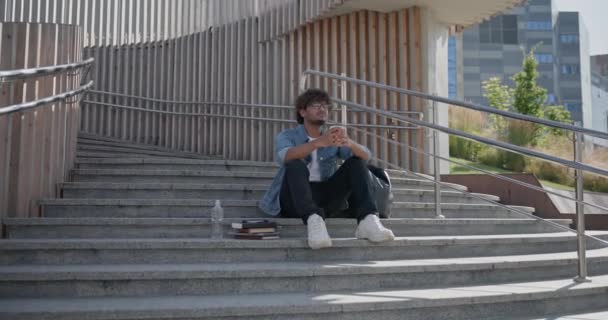 Jovem Estudante Indiano Sentado Uma Escada Bebendo Café Livre Câmera — Vídeo de Stock