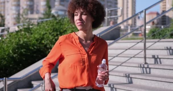 Jong Afrikaans Amerikaans Hydraterend Water Balans Drinkwater Uit Een Fles — Stockvideo