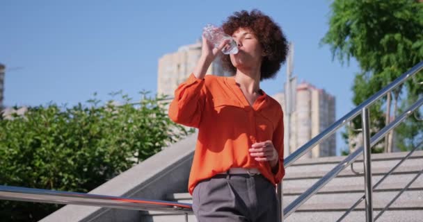 Jeune Afro Américain Hydratant Réapprovisionnant Équilibre Eau Potable Une Bouteille — Video