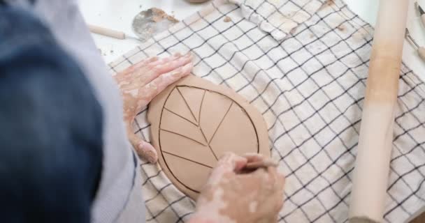 在艺术工作室里 女人用手在叶子形状的粘土上创作图案 — 图库视频影像