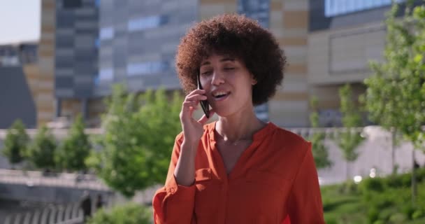 Fiatal Afro Amerikai Göndör Haj Beszél Telefonon Séta Szabadban Modern — Stock videók