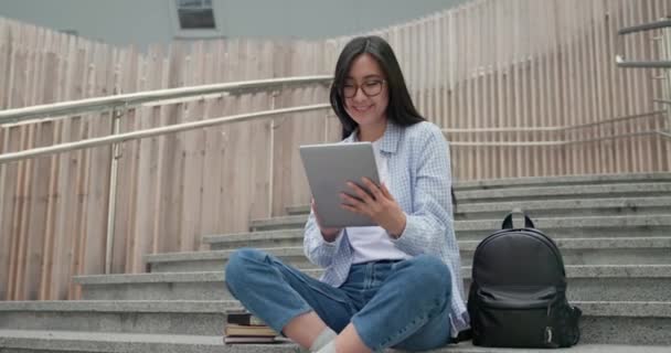 Ung Asiatisk Kvinna Student Använder Surfplatta Pad När Sitter Trappa — Stockvideo