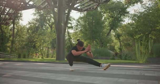 Atletische Afrikaans Amerikaanse Man Sportkleding Stretching Body Warm Voor Cardiotraining — Stockvideo