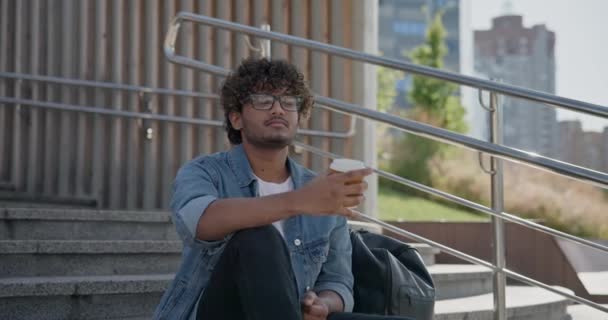Joven Estudiante Indio Sentado Una Escalera Tomando Café Aire Libre — Vídeos de Stock