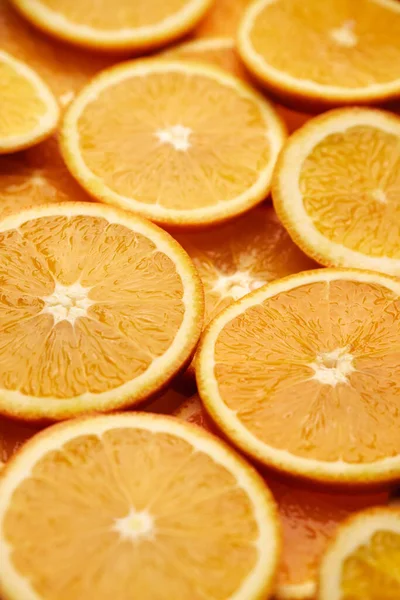 Tepeden Tırnağa Taze Dilimlenmiş Organik Portakalların Yakın Plan Görüntüsü — Stok fotoğraf