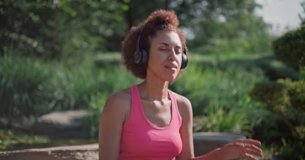 Młoda Afroamerykanka Słuchająca Muzyki Patrząca Telefon Ćwicząca Jogę Świeżym Powietrzu — Wideo stockowe