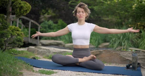 Joven Mujer Caucásica Ropa Deportiva Sienta Esterilla Yoga Aire Libre — Vídeo de stock