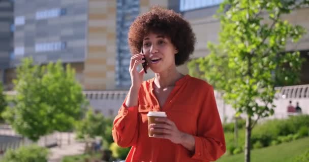 Ung Afroamerikansk Kvinna Med Lockigt Hår Talar Telefon Promenader Utomhus — Stockvideo