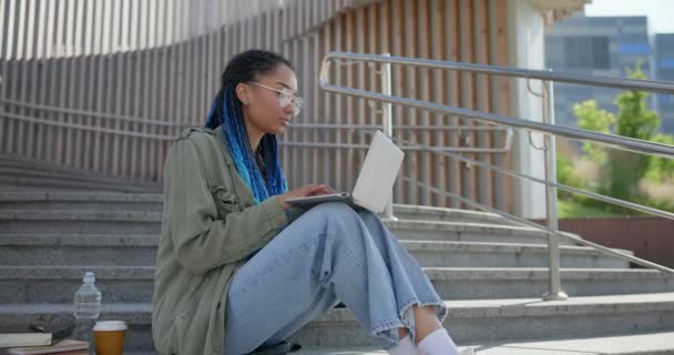 Giovane Studentessa Afroamericana Freelance Che Impara Online Lavora Remoto Usando — Video Stock