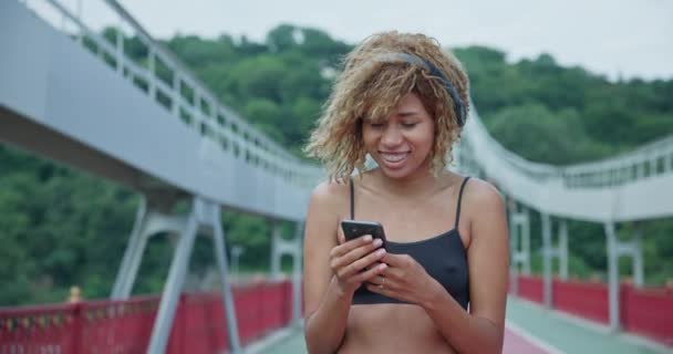 Jonge Afrikaans Amerikaanse Vrouw Draagt Een Koptelefoon Muziek Selecteren Een — Stockvideo