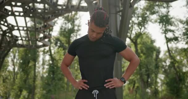Spor Giyimli Afro Amerikan Atletik Bir Adam Vücut Esneme Hareketleri — Stok video