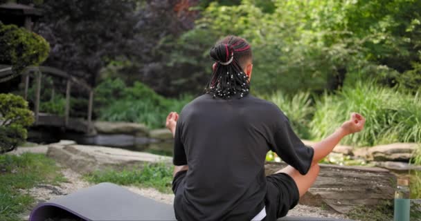Молодий Афроамериканський Чоловік Духовності Роздумуючи Про Йогу Асан Сидить Парку — стокове відео