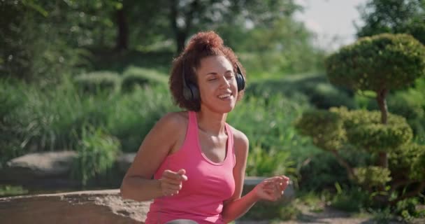 Ung Afrikansk Amerikansk Kvinna Lyssnar Musik Och Tittar Telefonen Sitter — Stockvideo