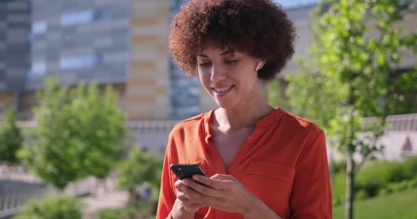 Atractiva Joven Afroamericana Escuchando Música Auriculares Usa Smartphone Verano Día — Vídeos de Stock