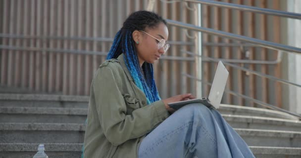Νεαρή Αφρο Αμερικανίδα Φοιτήτρια Ελεύθερη Επαγγελματίας Που Μαθαίνει Διαδικτυακά Εργάζεται — Αρχείο Βίντεο