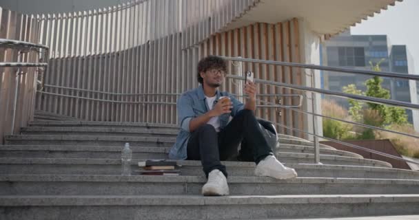 Joven Estudiante Indio Sentado Una Escalera Tomando Café Aire Libre — Vídeo de stock