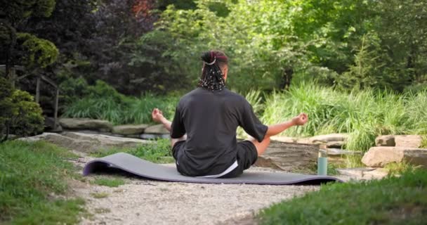 Jeune Homme Africain Américain Spiritualité Méditant Yoga Asana Assis Dans — Video