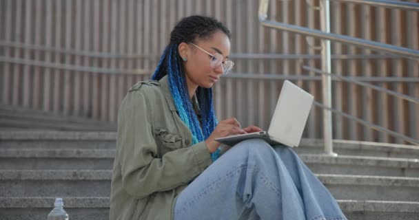 Νεαρή Αφρο Αμερικανίδα Φοιτήτρια Ελεύθερη Επαγγελματίας Που Μαθαίνει Διαδικτυακά Εργάζεται — Αρχείο Βίντεο
