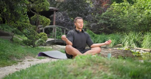 Jeune Africain Américain Spiritualité Homme Méditant Yoga Asana Assis Dans — Video
