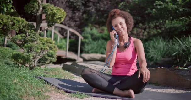 Jeune Femme Afro Américaine Parlant Téléphone Assis Sur Tapis Pratiquant — Video