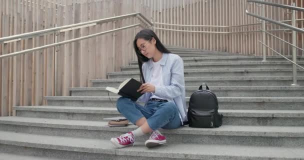 Onderwijs Universitaire College Concept Jonge Dame Het Maken Van Notities — Stockvideo