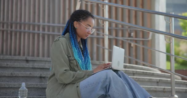 Młoda Afroamerykanka Student Lub Freelancer Uczenia Się Online Lub Pracy — Wideo stockowe