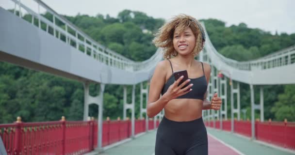 Jeune Femme Afro Américaine Portant Casque Sur Jogging Plein Air — Video