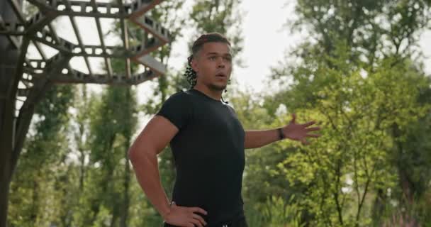 Spor Giyimli Afro Amerikan Atletik Bir Adam Vücut Esneme Hareketleri — Stok video
