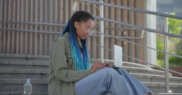 아프리카계 미국인 프리랜서 온라인 노트북 컴퓨터를 원격으로 메모를 세미나 교육을 — 비디오