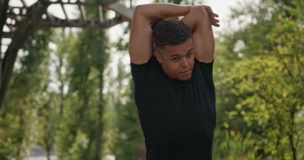 Atletisk Afrikansk Amerikansk Man Sportkläder Stretching Kropp Och Värma Upp — Stockvideo