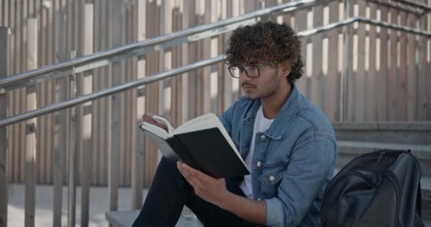 Joven Estudiante Indio Leyendo Libro Sentado Una Escalera Aire Libre — Vídeos de Stock