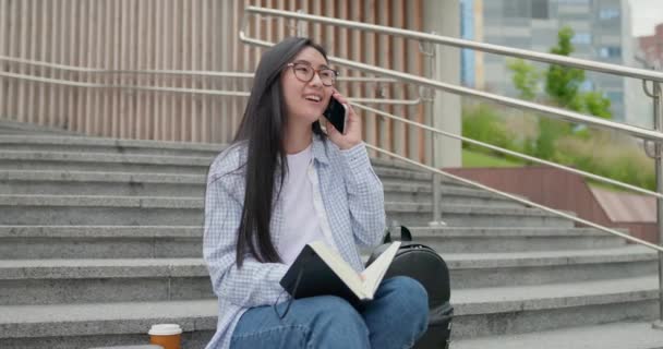 Sorridente Asiatico Giovane Studente Femminile Posti Sulle Scale Parlando Sul — Video Stock