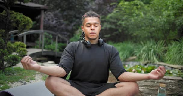 Ung Afrikansk Amerikansk Spiritualitet Mand Mediterer Yoga Asana Sidder Park – Stock-video