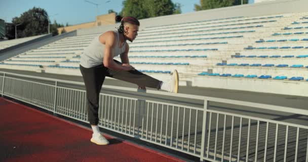 Jonge Afro Amerikaanse Man Sportkleding Strekt Zijn Gewrichten Het Stadion — Stockvideo