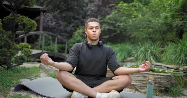 Młody Afrykański Duchowość Amerykański Człowiek Medytując Jogi Asana Siedzi Parku — Wideo stockowe