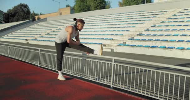 Jonge Afro Amerikaanse Man Sportkleding Strekt Zijn Gewrichten Het Stadion — Stockvideo