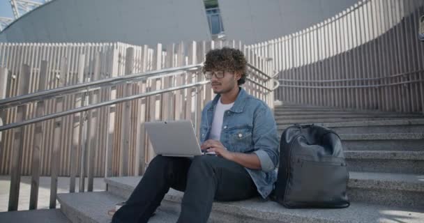 Joven Guapo Indio Hindú Hombre Estudiante Freelancer Sentado Aire Libre — Vídeos de Stock