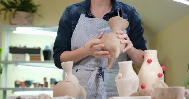 女性は粘土の花瓶を手で彫刻し — ストック動画
