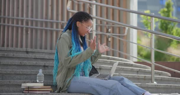Joven Estudiante Afroamericana Freelancer Aprendiendo Línea Trabajando Remotamente Usando Computadora — Vídeo de stock