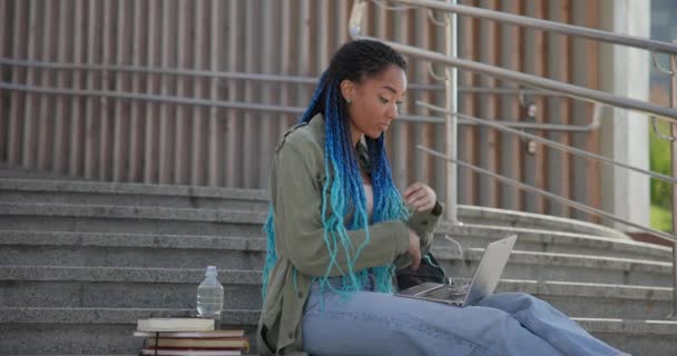 Joven Estudiante Afroamericana Freelancer Aprendiendo Línea Trabajando Remotamente Usando Computadora — Vídeo de stock