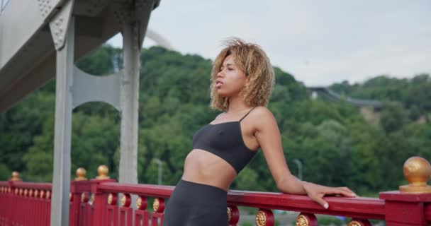 Güzel Afro Amerikan Bayan Sporcu Dinleniyor Yorgun Düşmüş Bir Köprüde — Stok video