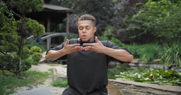 Calma Memore Giovane Uomo Afro Americano Meditando Facendo Esercizio Praticando — Video Stock