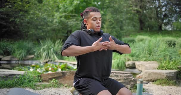 Ήρεμος Προσεκτικός Νεαρός Αφροαμερικάνος Που Διαλογίζεται Κάνοντας Εξάσκηση Γιόγκα Αναπνέοντας — Αρχείο Βίντεο